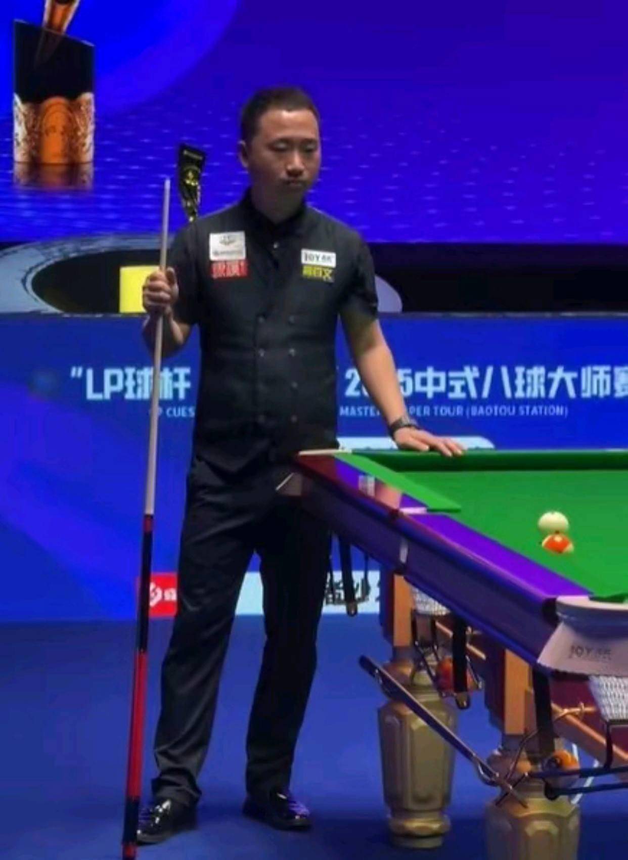 老鹰近两个 老鹰近两个